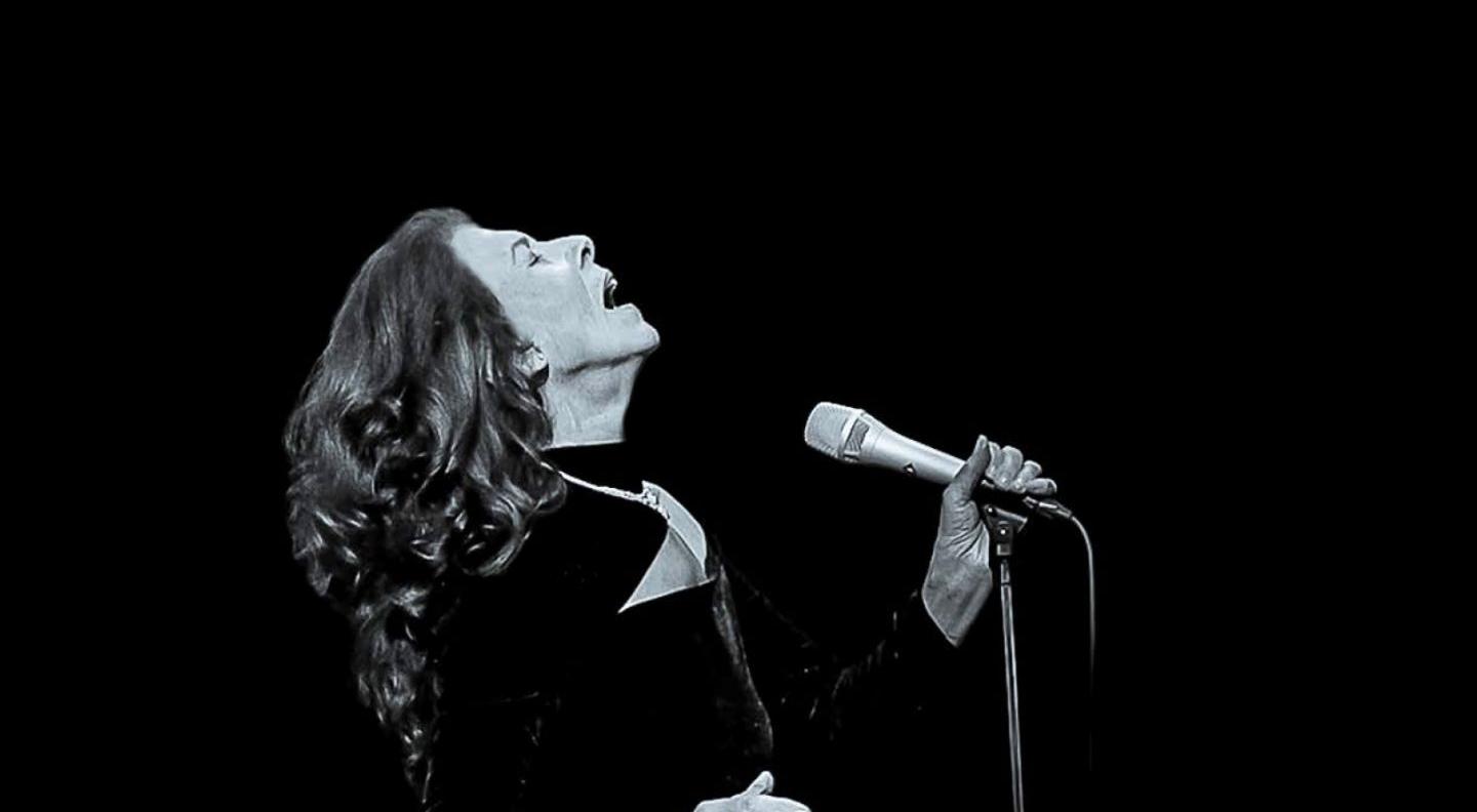 an image of a young Elkie Brooks singing into a microphone against a black background